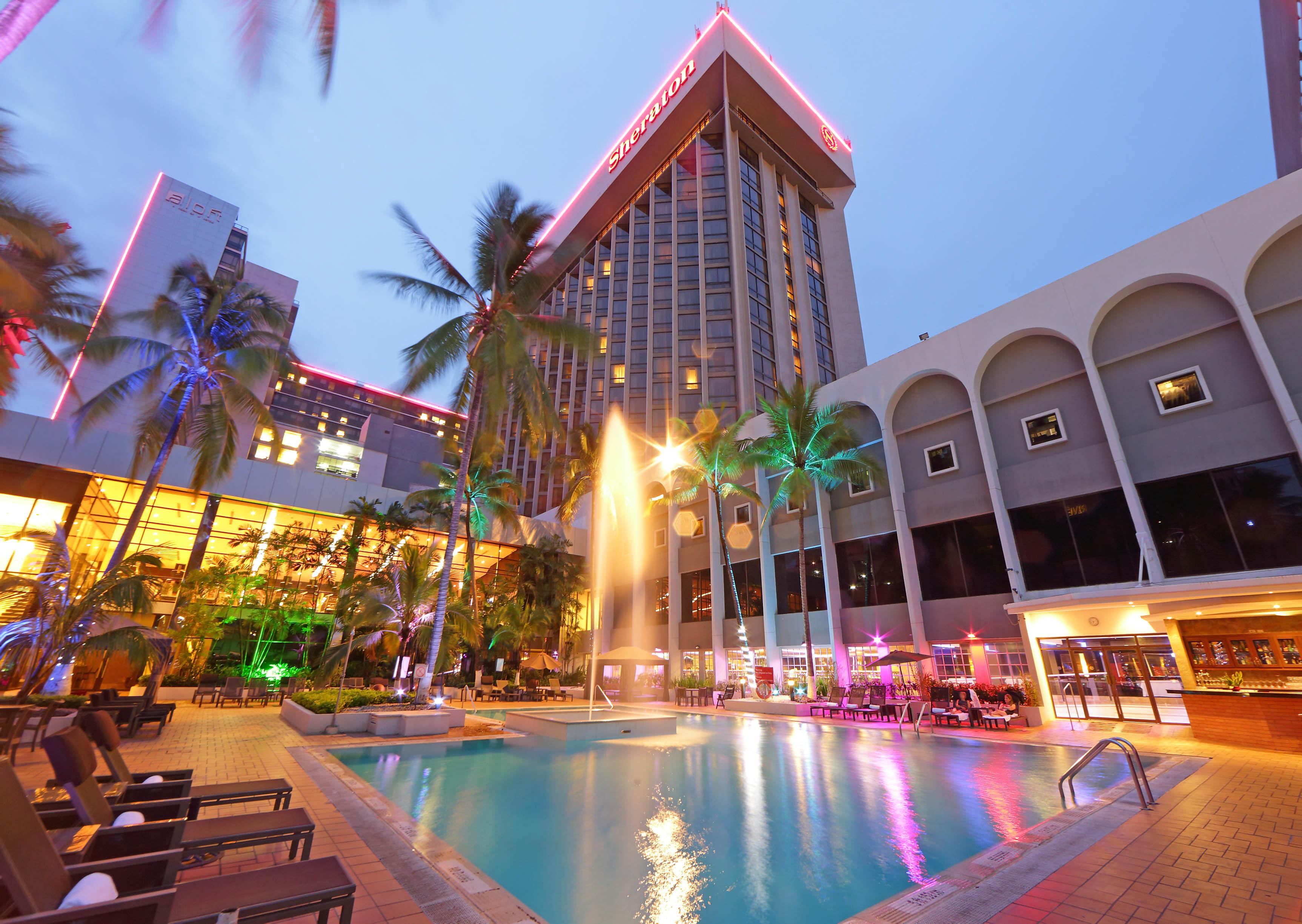 ホテル シェラトン グランド パナマ パナマ・シティー エクステリア 写真 The hotel's pool