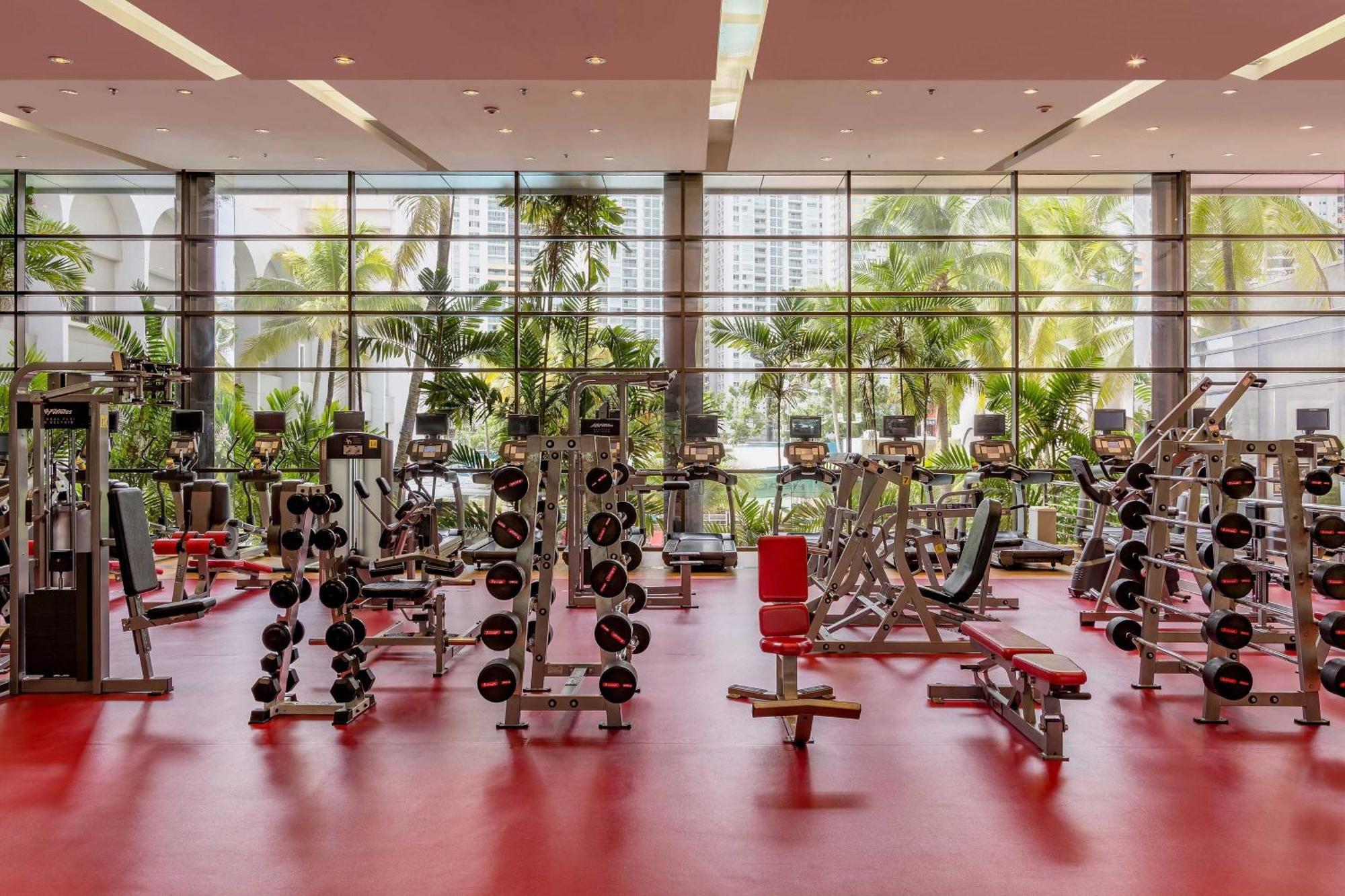 ホテル シェラトン グランド パナマ パナマ・シティー エクステリア 写真 The gym at the InterContinental Hotel, Kuala Lumpur