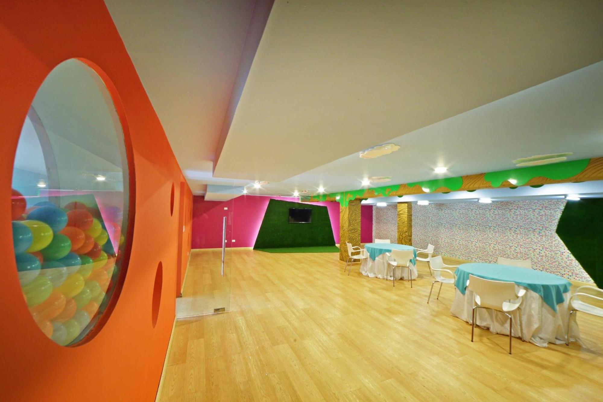 ホテル シェラトン グランド パナマ パナマ・シティー エクステリア 写真 The interior of the Children's Museum of Oak Park
