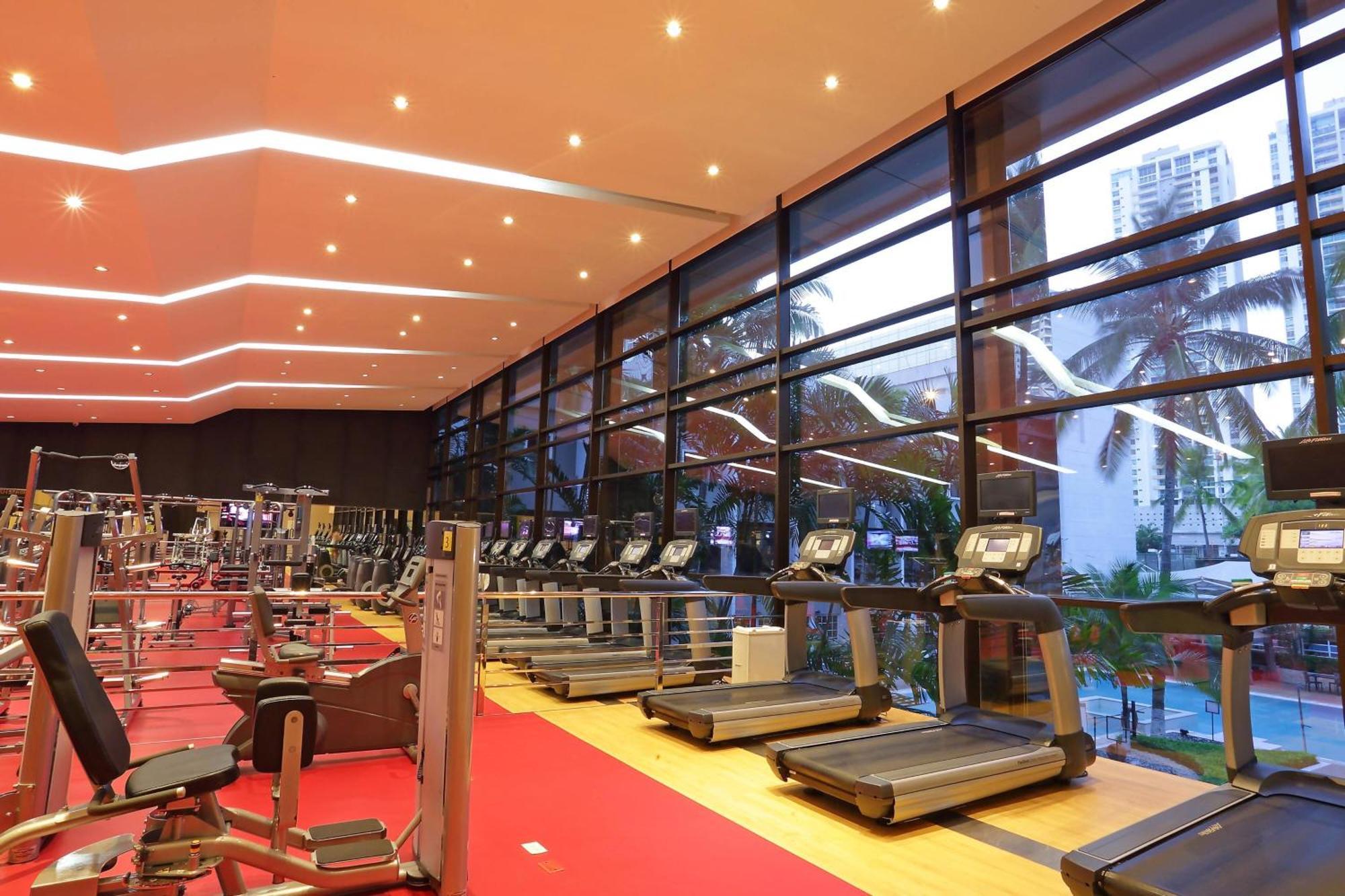 ホテル シェラトン グランド パナマ パナマ・シティー エクステリア 写真 The gym at the hotel