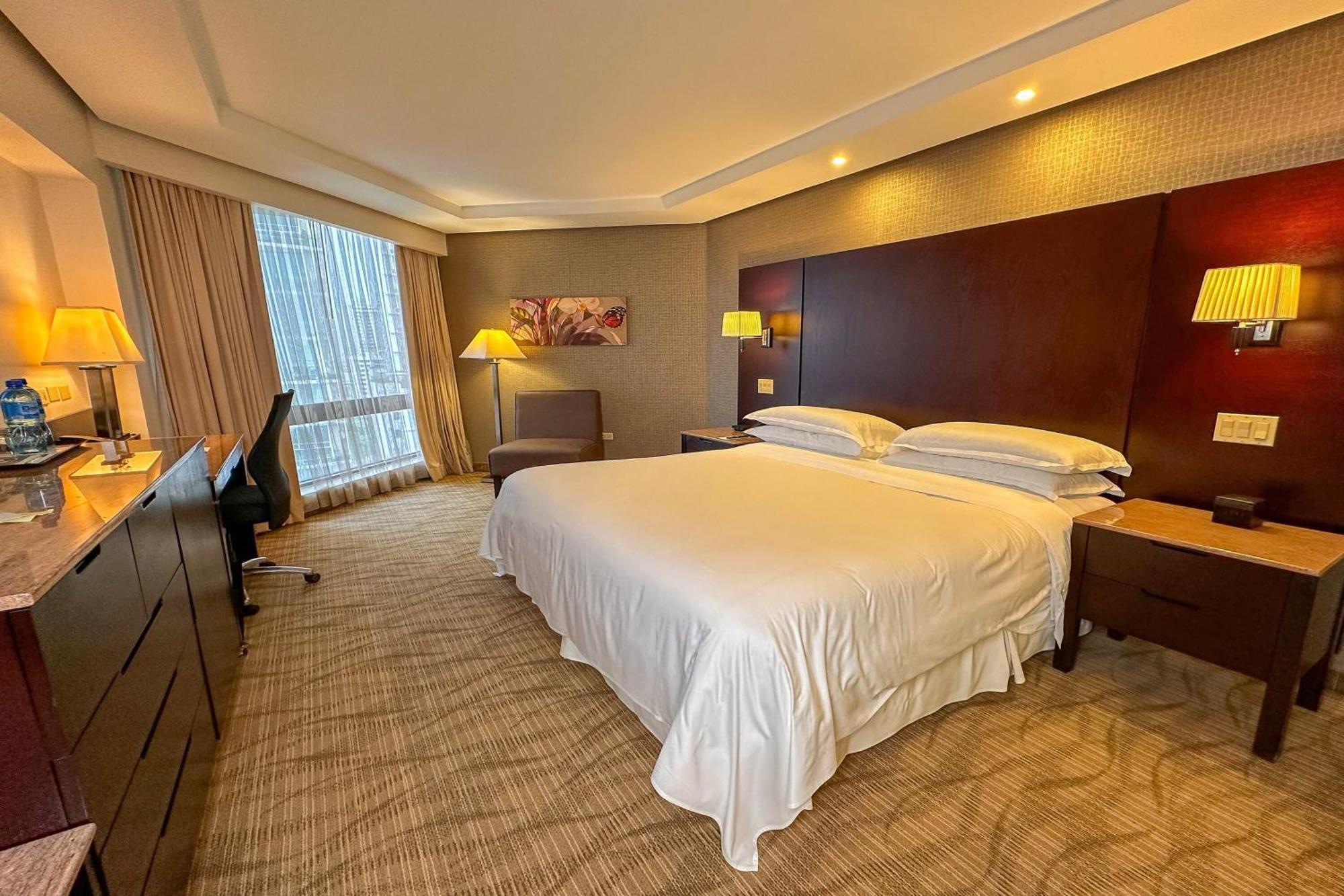 ホテル シェラトン グランド パナマ パナマ・シティー エクステリア 写真 A room at the hotel