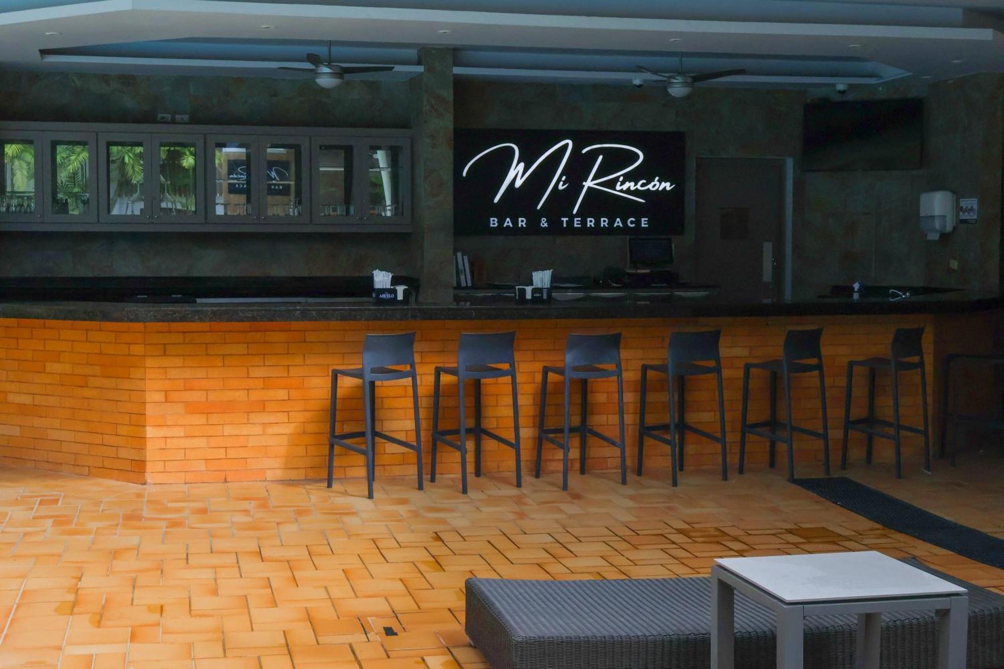 ホテル シェラトン グランド パナマ パナマ・シティー エクステリア 写真 Mi Ruan Bar and Terrace