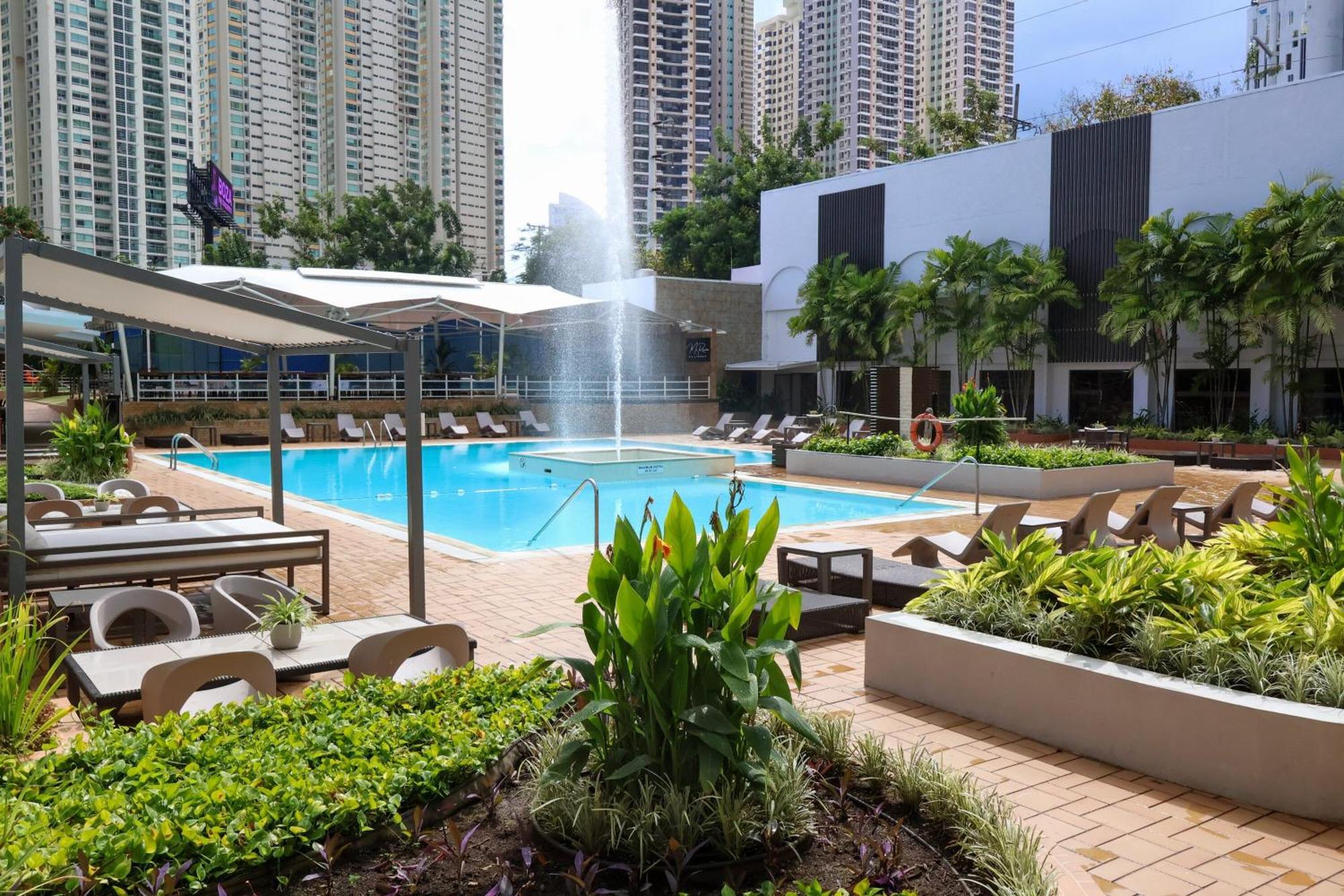 ホテル シェラトン グランド パナマ パナマ・シティー エクステリア 写真 The pool at the W Fort Lauderdale