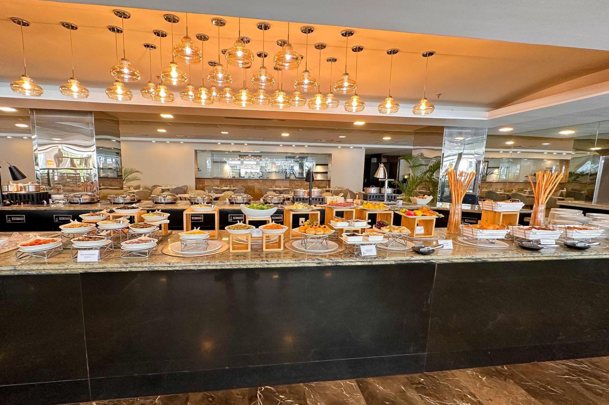ホテル シェラトン グランド パナマ パナマ・シティー エクステリア 写真 The buffet at the hotel