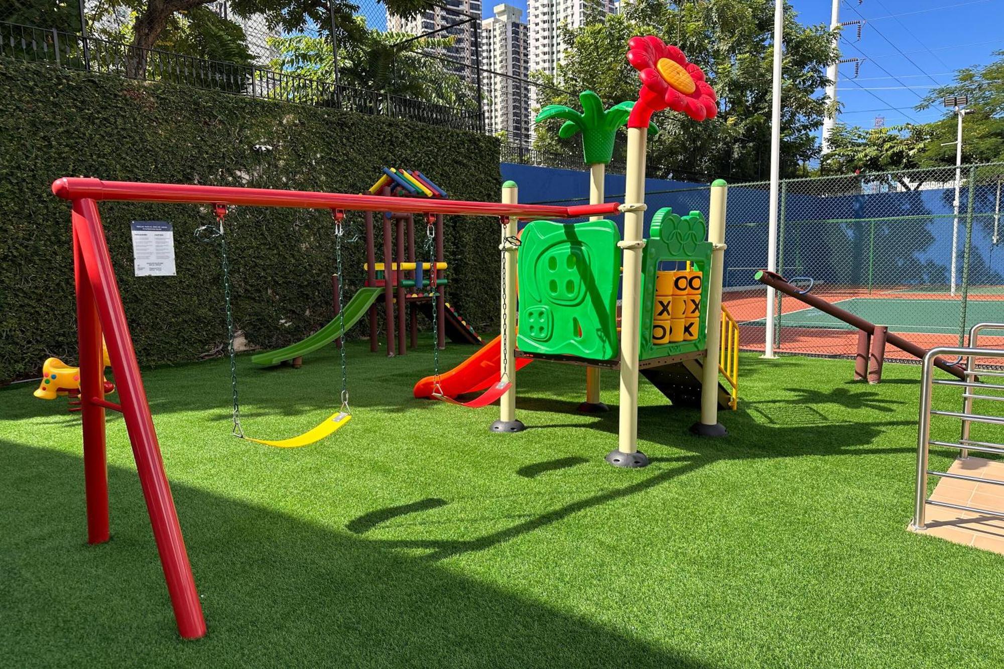 ホテル シェラトン グランド パナマ パナマ・シティー エクステリア 写真 Playground at the school